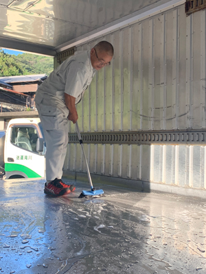 川滝運送　トラック清掃